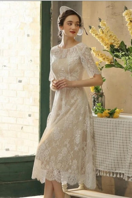 Hermosos vestidos de novia cortos de encaje con corte A y mangas 3/4