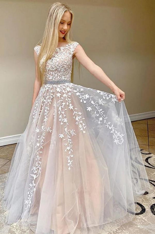 Hermoso vestido de fiesta largo de tul con encaje y espalda descubierta en forma de A