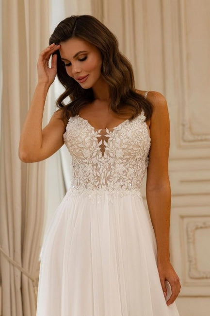 Hermoso vestido de novia blanco sin mangas con escote en V, encaje y apliques.
