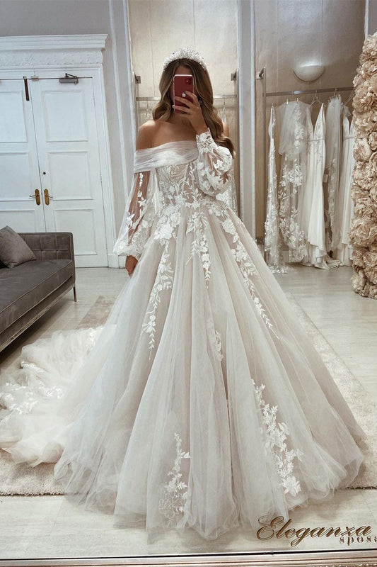 Hermoso vestido de novia de encaje con apliques, mangas largas y corte A con hombros descubiertos