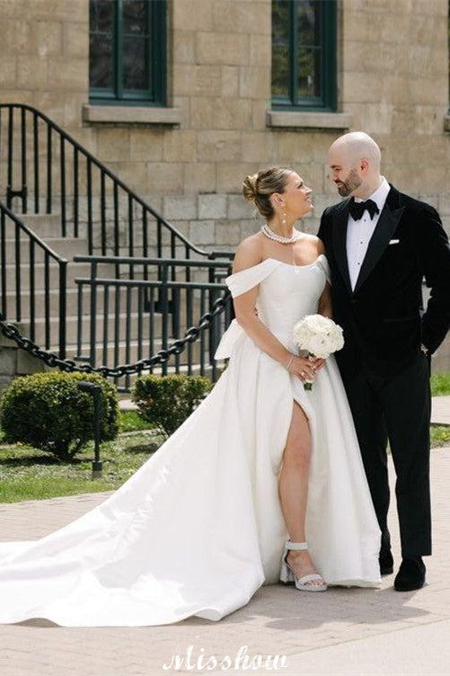 Hermosos vestidos de novia blancos de corte A, hombros descubiertos, escote redondo, sin mangas, volantes, satén y abertura frontal.