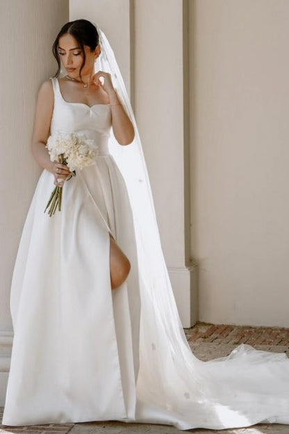 Hermosos vestidos de novia blancos sin mangas, de satén, con hombros descubiertos y abertura frontal.