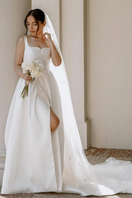 Hermosos vestidos de novia blancos sin mangas, de satén, con hombros descubiertos y abertura frontal.