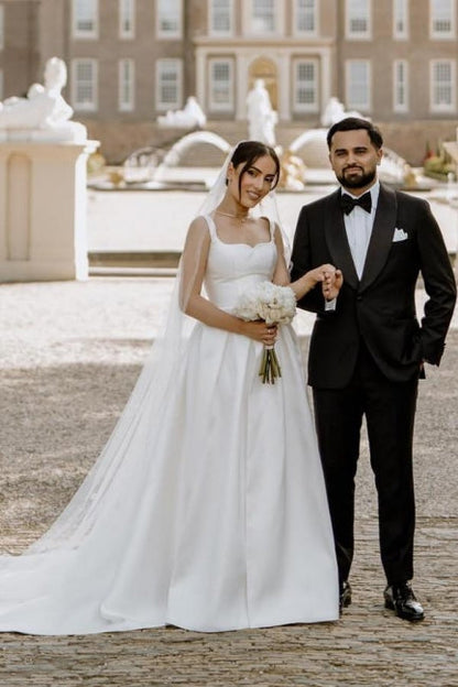 Hermosos vestidos de novia blancos sin mangas, de satén, con hombros descubiertos y abertura frontal.