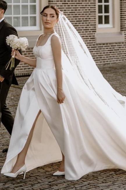 Hermosos vestidos de novia blancos sin mangas, de satén, con hombros descubiertos y abertura frontal.
