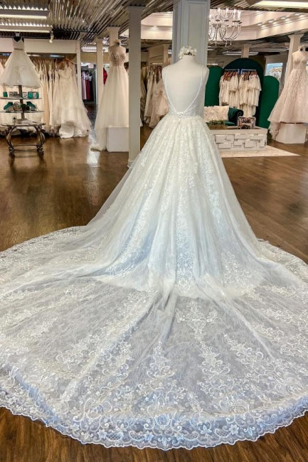 Hermosos vestidos de novia de corte A con tirantes finos y apliques de encaje