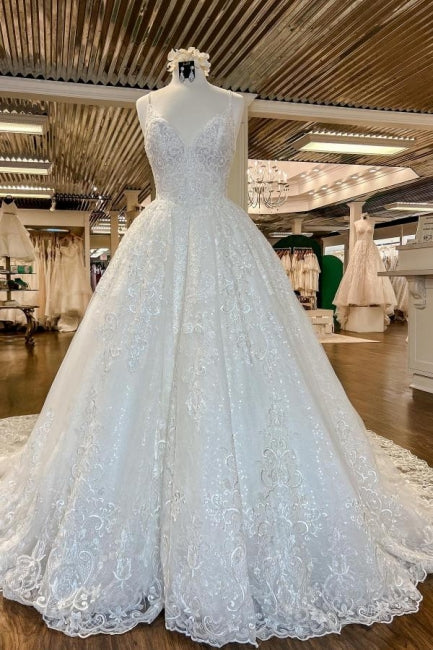 Hermosos vestidos de novia de corte A con tirantes finos y apliques de encaje