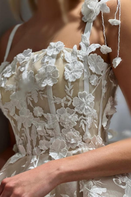 Hermoso vestido de novia corto color marfil sin mangas con tirantes finos, encaje de tul y apliques.