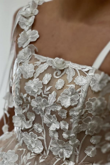 Hermoso vestido de novia corto color marfil sin mangas con tirantes finos, encaje de tul y apliques.