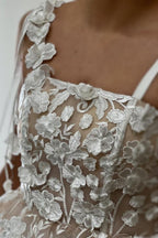 Hermoso vestido de novia corto color marfil sin mangas con tirantes finos, encaje de tul y apliques.