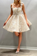 Hermoso vestido de novia corto color marfil sin mangas con tirantes finos, encaje de tul y apliques.