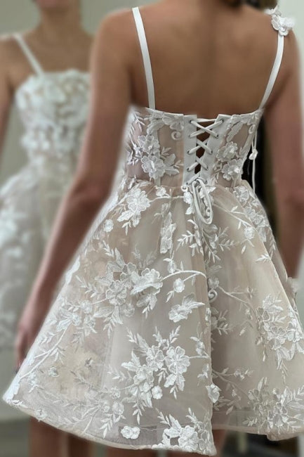 Hermoso vestido de novia corto color marfil sin mangas con tirantes finos, encaje de tul y apliques.