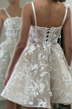 Hermoso vestido de novia corto color marfil sin mangas con tirantes finos, encaje de tul y apliques.