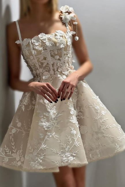 Hermoso vestido de novia corto color marfil sin mangas con tirantes finos, encaje de tul y apliques.