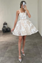 Hermoso vestido de novia corto color marfil sin mangas con tirantes finos, encaje de tul y apliques.