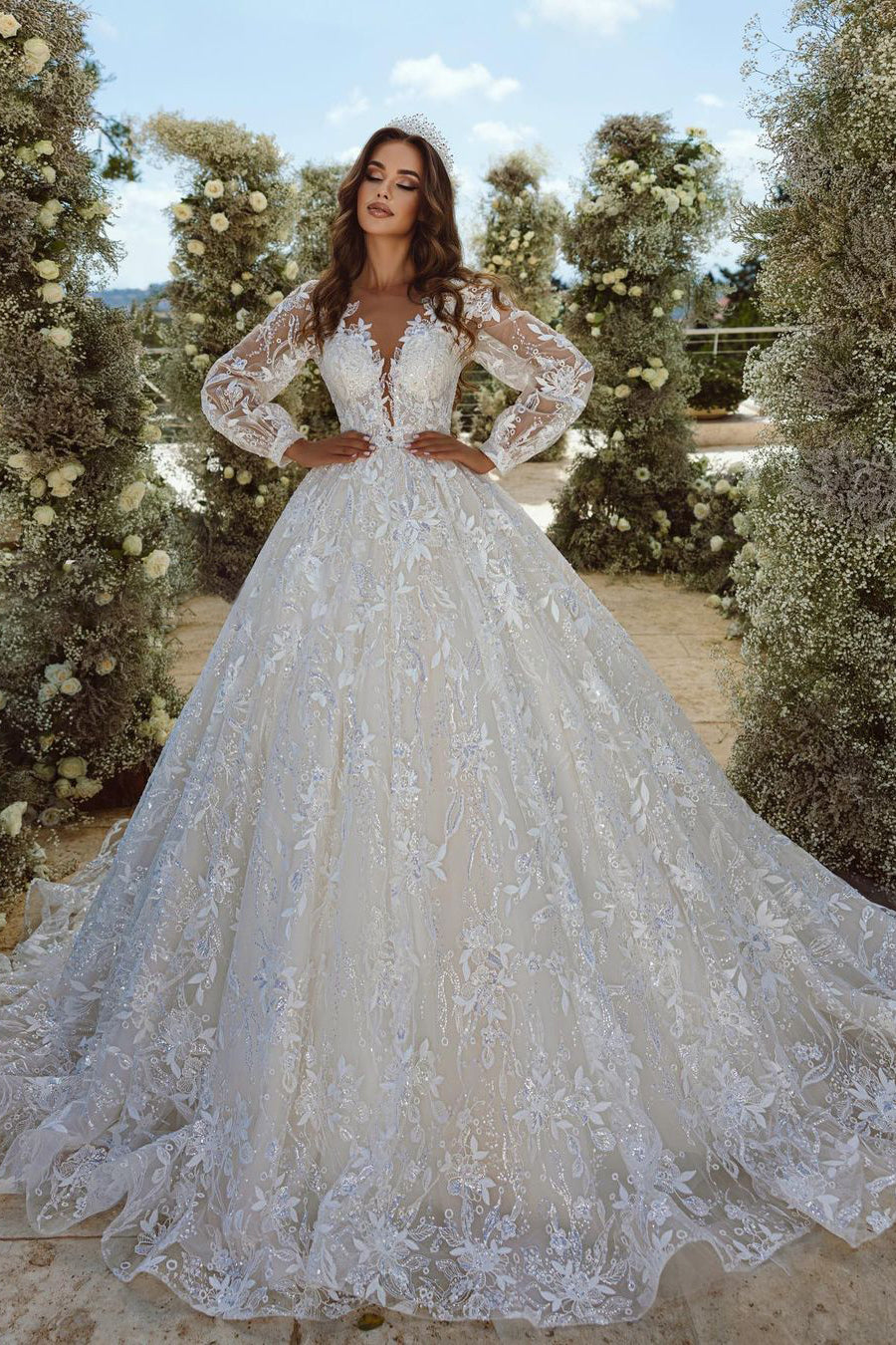 Hermoso vestido de novia de tul con apliques de encaje y escote en V en forma de A y mangas largas