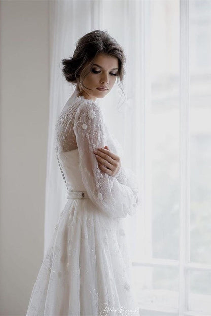 Wunderschönes weißes Brautkleid in A-Linie mit langen Ärmeln und Spitzenapplikationen