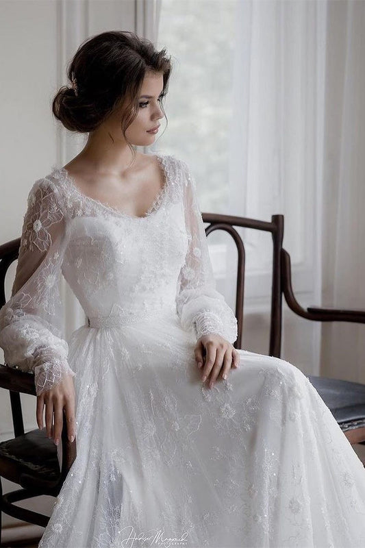 Wunderschönes weißes Brautkleid in A-Linie mit langen Ärmeln und Spitzenapplikationen