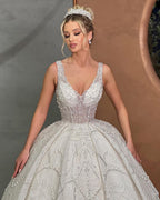 Hermoso vestido de novia con tirantes finos y cuentas
