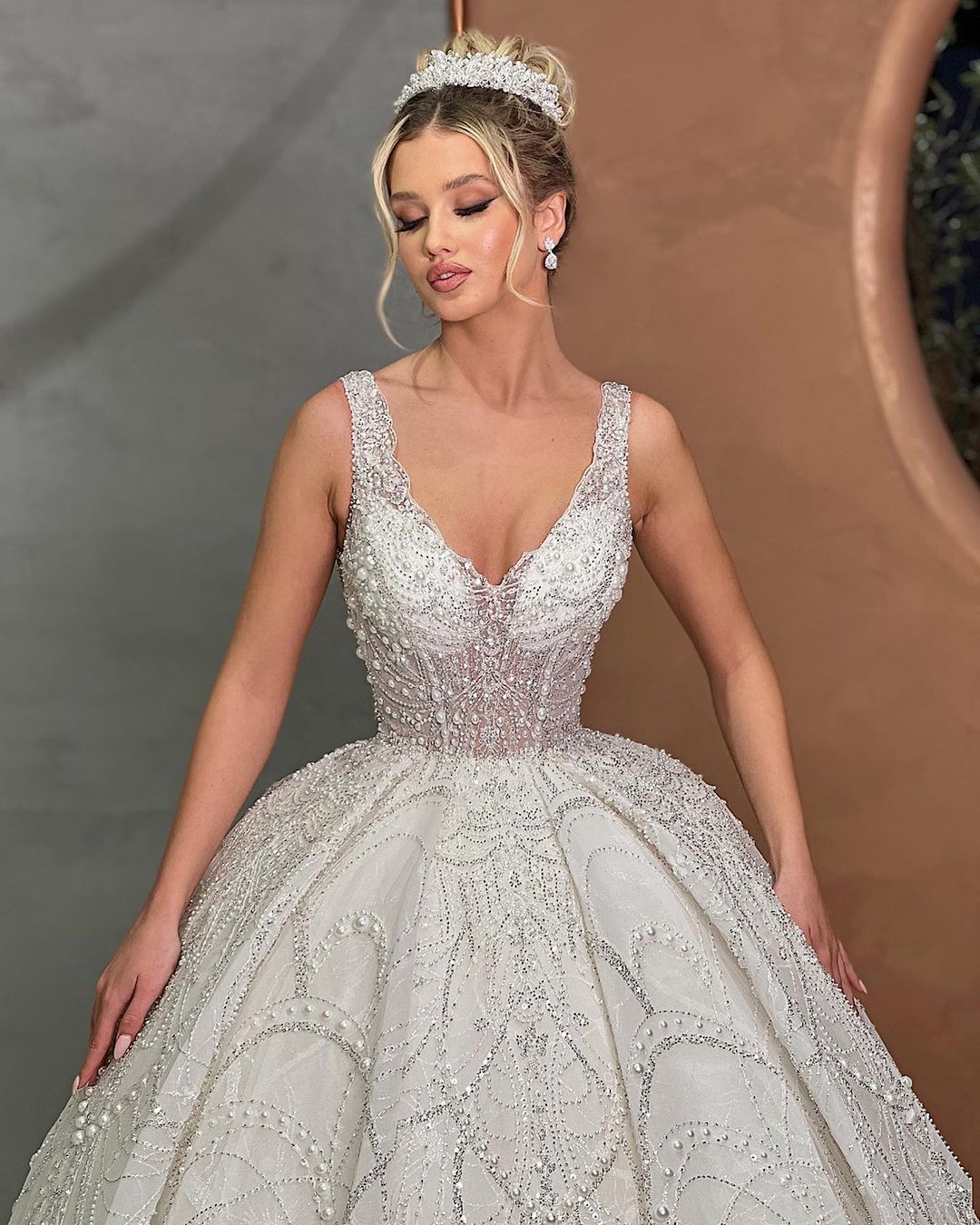 Wunderschönes Ballkleid Spaghettiträger Brautkleid mit Perlen
