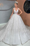 Hermoso vestido de novia con tirantes finos y cuentas