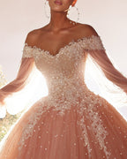 Hermoso vestido de fiesta de tul con encaje y escote en forma de corazón, manga larga y cuentas