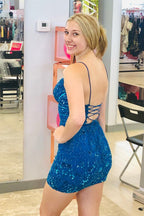 Hermosos vestidos de fiesta cortos sin mangas con escote en V y tirantes finos en azul con encaje