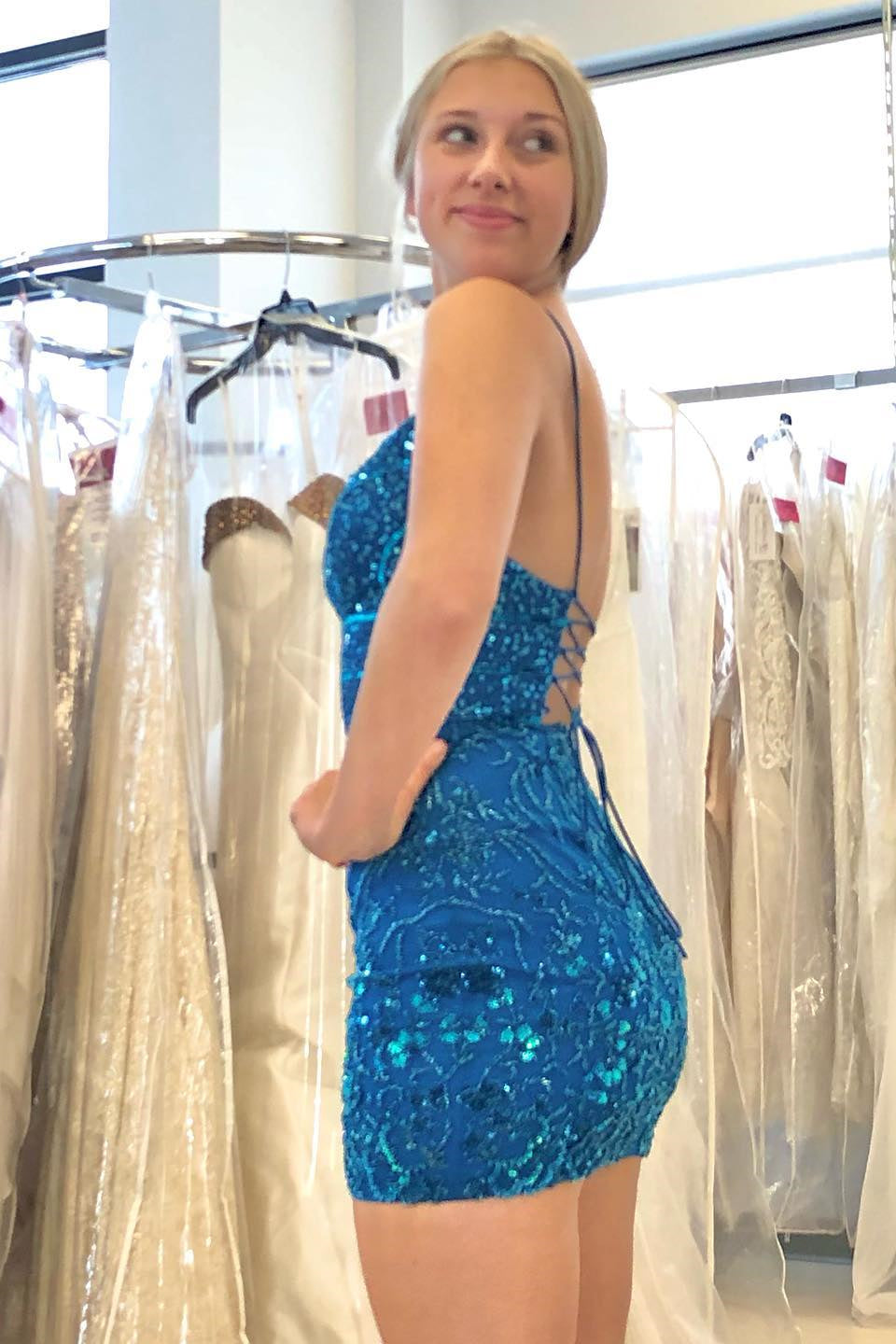 Hermosos vestidos de fiesta cortos sin mangas con escote en V y tirantes finos en azul con encaje