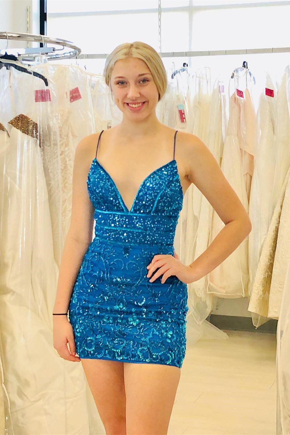 Wunderschönes blaues V-Ausschnitt Spaghettiträger Ärmelloses kurzes Homecoming-Kleid mit Spitze