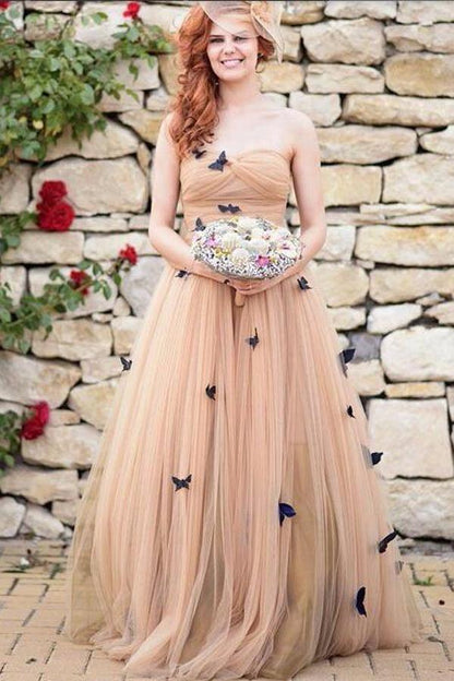 Hermosos vestidos de novia con mariposas y volantes en forma de corazón WD429