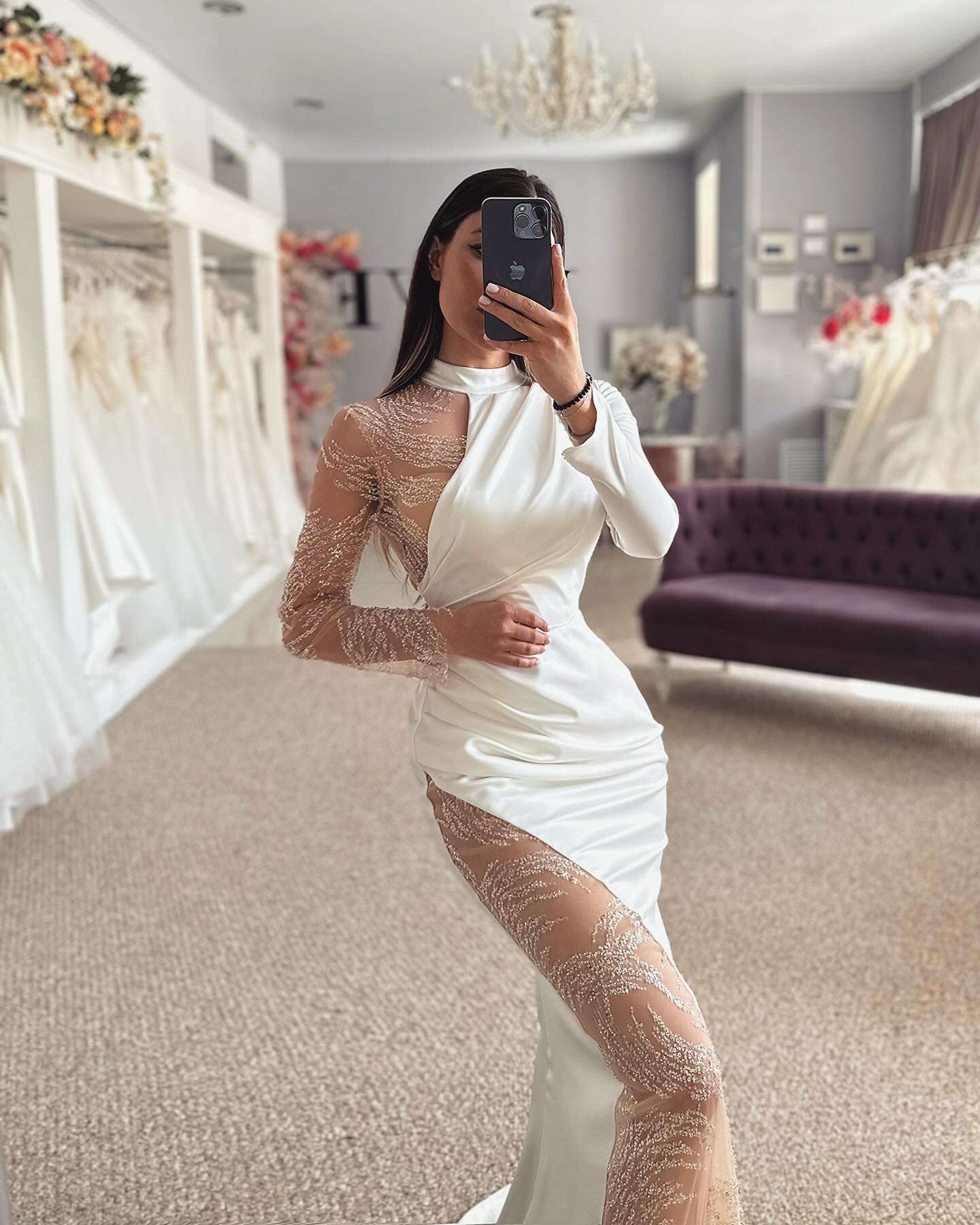 Wunderschönes Neckholder-Brautkleid mit langen Ärmeln und Satinspitze und Applikationen