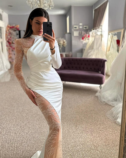 Wunderschönes Neckholder-Brautkleid mit langen Ärmeln und Satinspitze und Applikationen