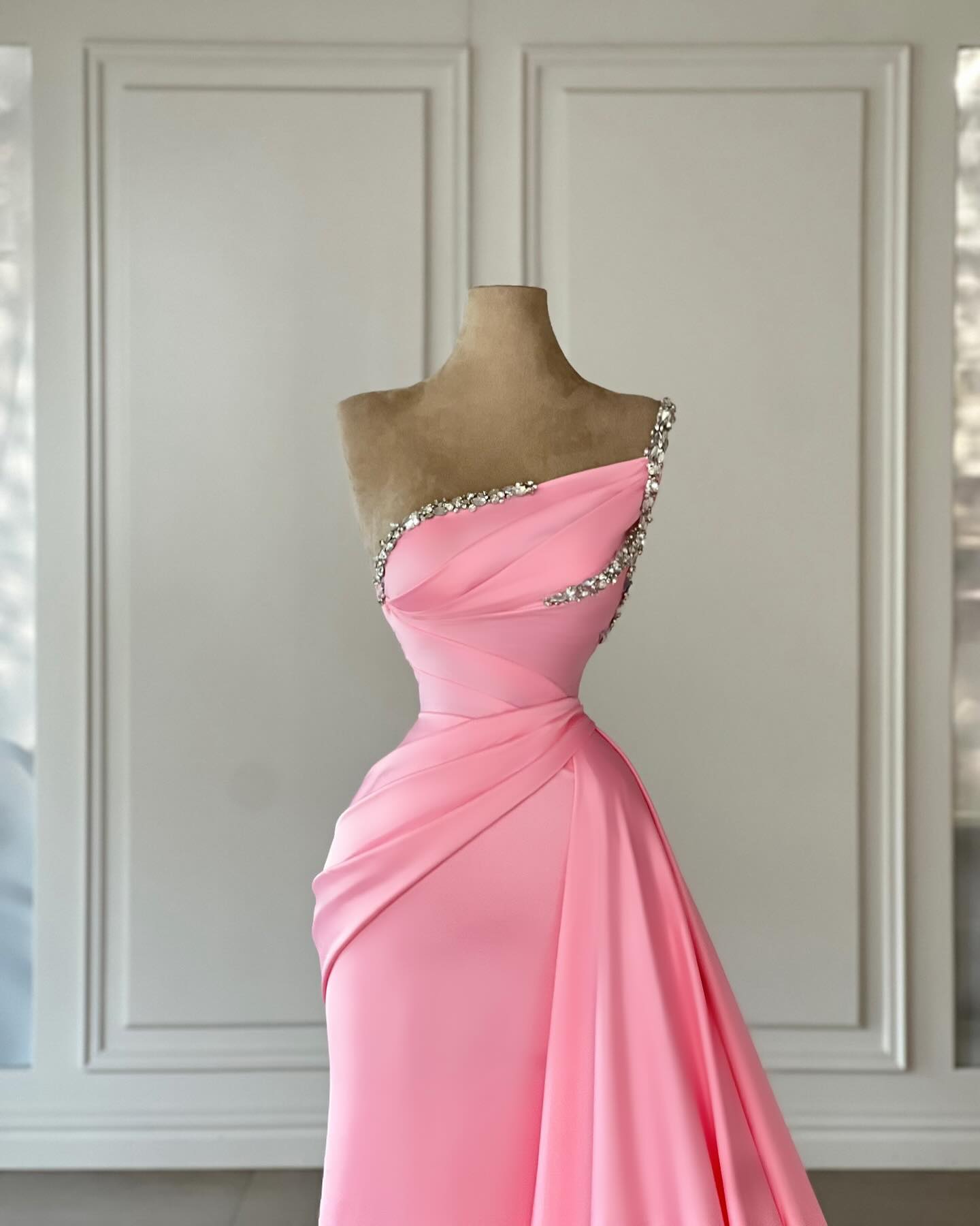 Wunderschönes säulenförmiges, trägerloses, ärmelloses rosa Satin-Ballkleid mit Strass