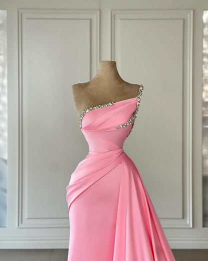 Wunderschönes säulenförmiges, trägerloses, ärmelloses rosa Satin-Ballkleid mit Strass