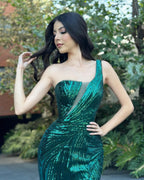 Hermoso vestido de fiesta de tul con lentejuelas, sin mangas y un hombro con abertura frontal