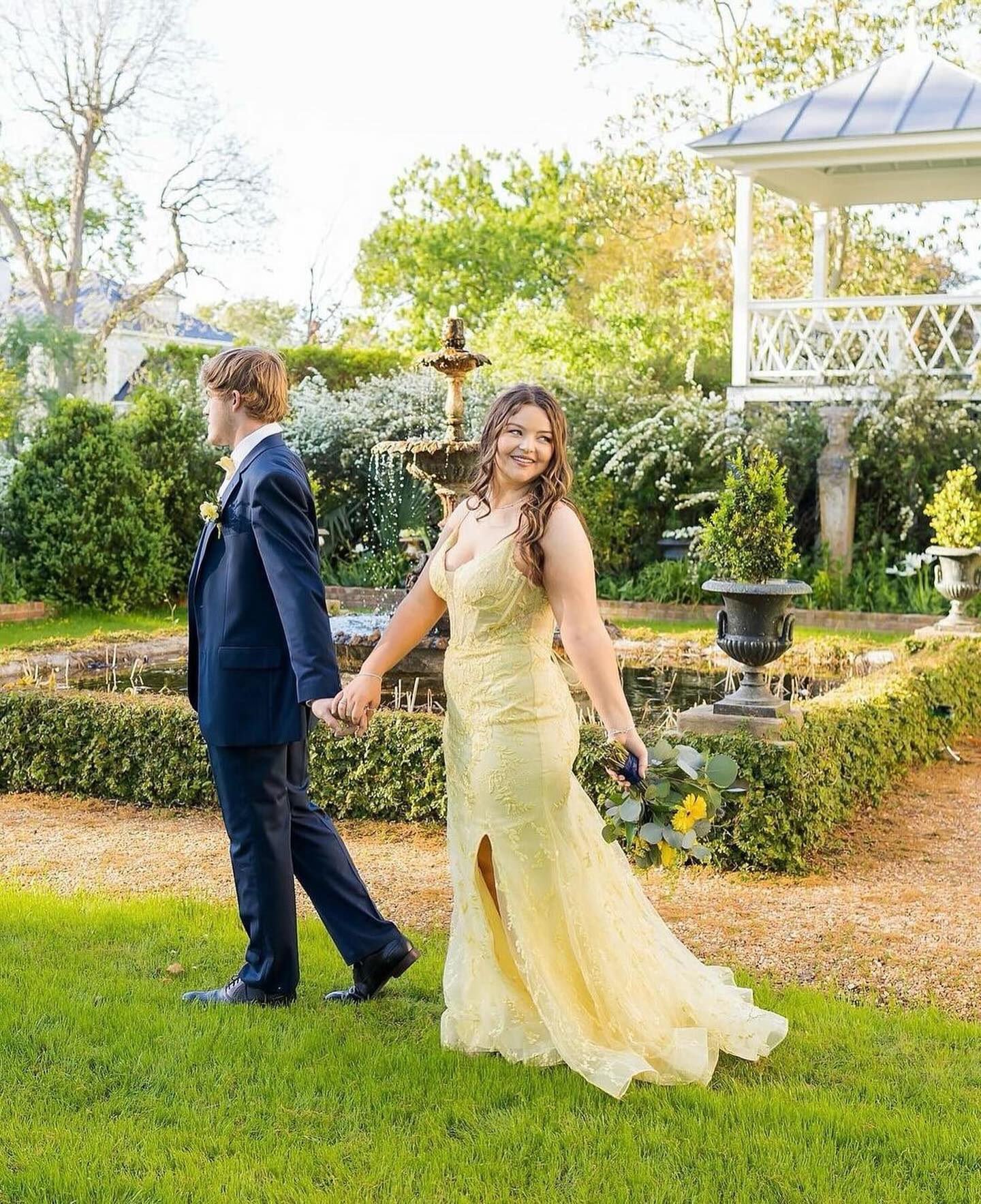 Wunderschönes säulenförmiges, ärmelloses Ballkleid aus Tüll mit Spaghettiträgern und Schlitz vorne