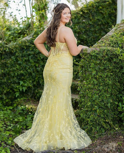 Wunderschönes säulenförmiges, ärmelloses Ballkleid aus Tüll mit Spaghettiträgern und Schlitz vorne