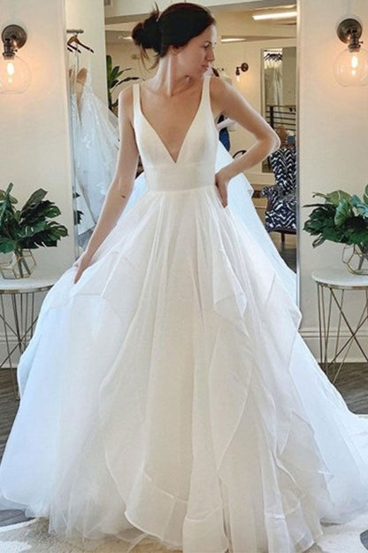 Wunderschönes ärmelloses Tüll-Brautkleid mit tiefem V-Ausschnitt und Rüschen