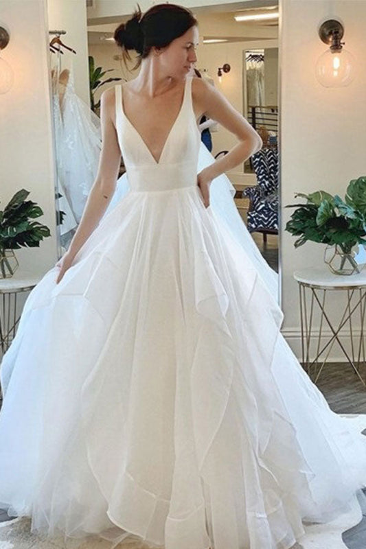 Wunderschönes ärmelloses Tüll-Brautkleid mit tiefem V-Ausschnitt und Rüschen