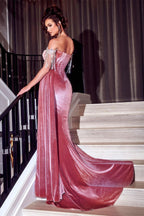 Hermoso vestido de fiesta de sirena con hombros descubiertos y purpurina en color rosa polvoriento con abertura