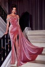 Hermoso vestido de fiesta de sirena con hombros descubiertos y purpurina en color rosa polvoriento con abertura