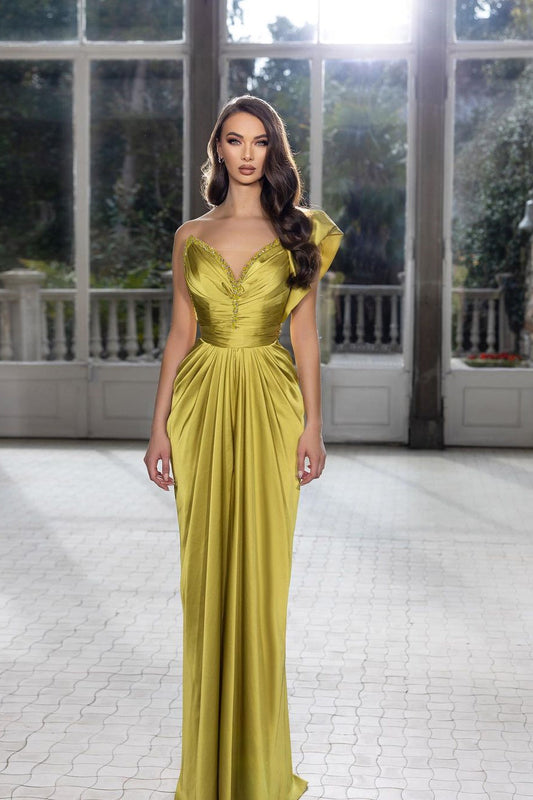 Wunderschönes bodenlanges One-Shoulder-Ballkleid mit Perlenbesatz und Plissee