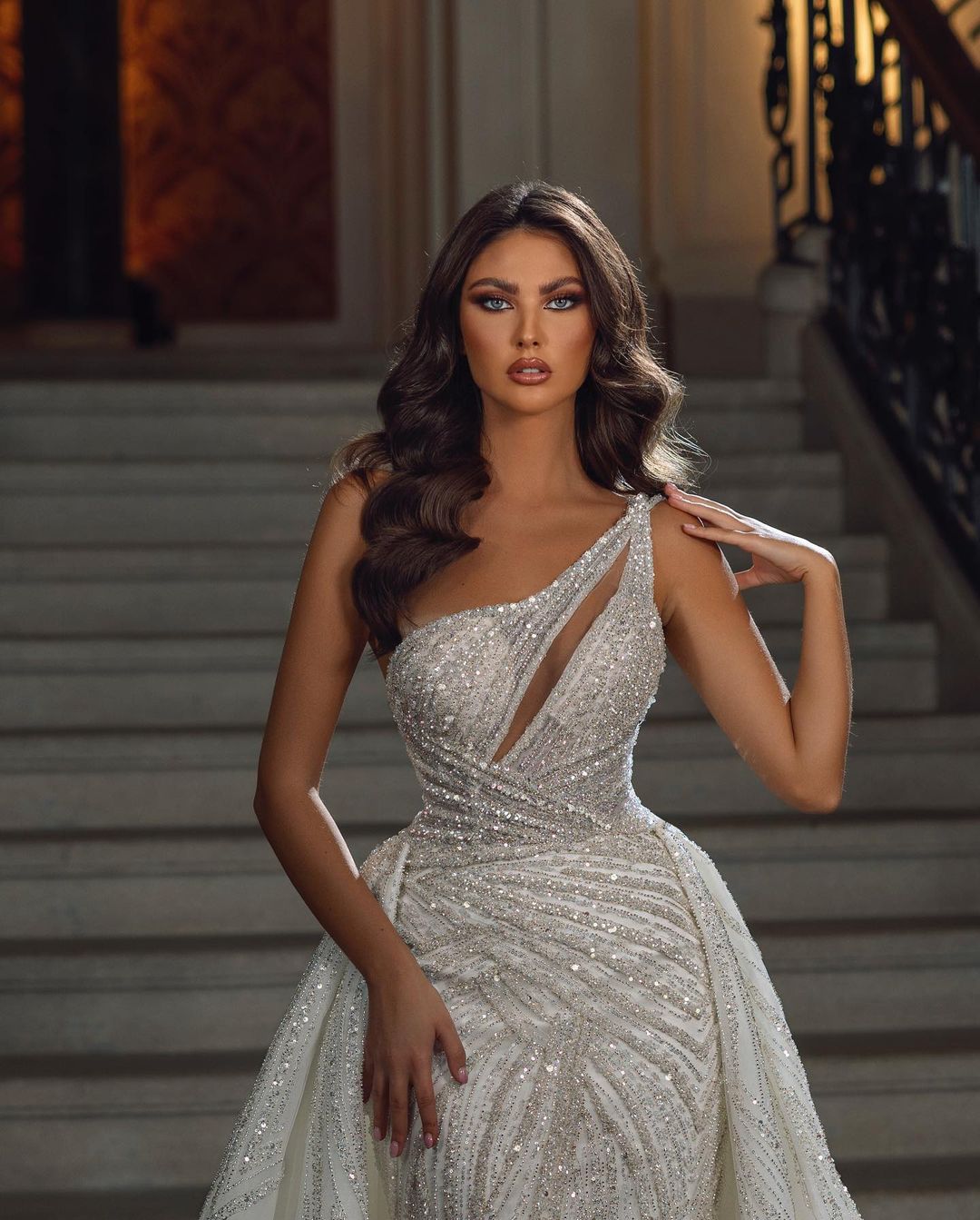 Hermoso vestido de novia de sirena sin mangas, largo hasta el suelo, con lentejuelas y encaje