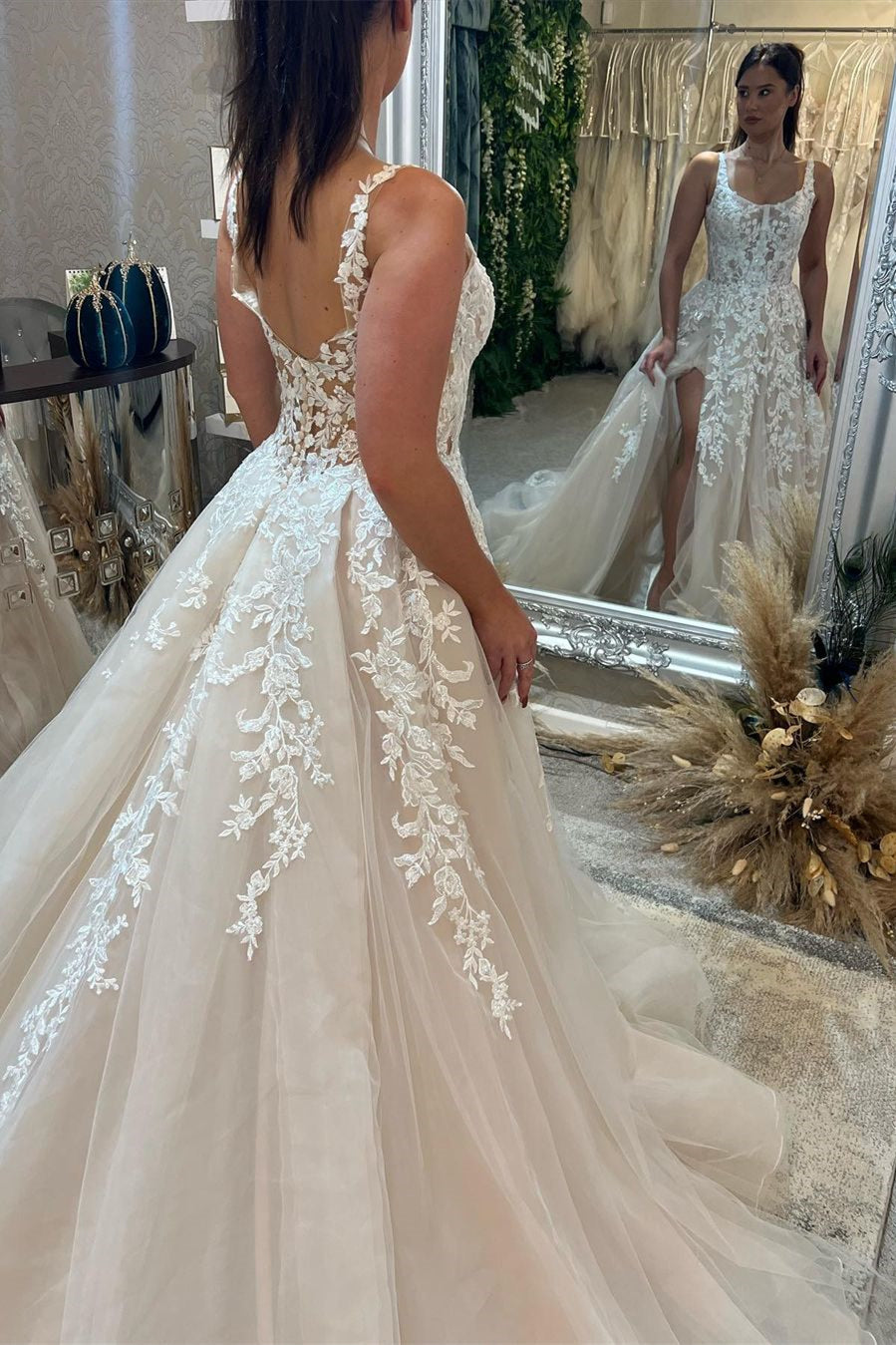 Hermoso vestido de novia de encaje en forma de A con tirantes sin mangas y largo hasta el suelo con abertura