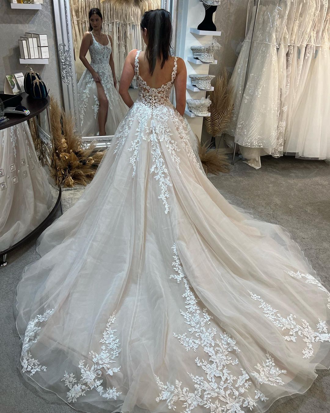 Wunderschönes bodenlanges ärmelloses A-Linien-Brautkleid aus Spitze mit Trägern