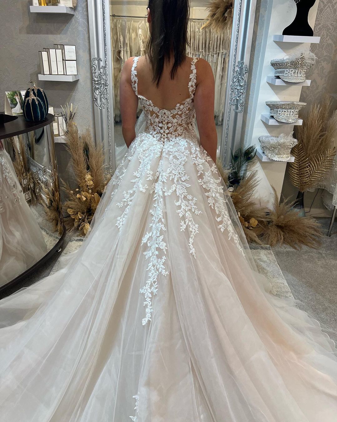 Wunderschönes bodenlanges ärmelloses A-Linien-Brautkleid aus Spitze mit Trägern