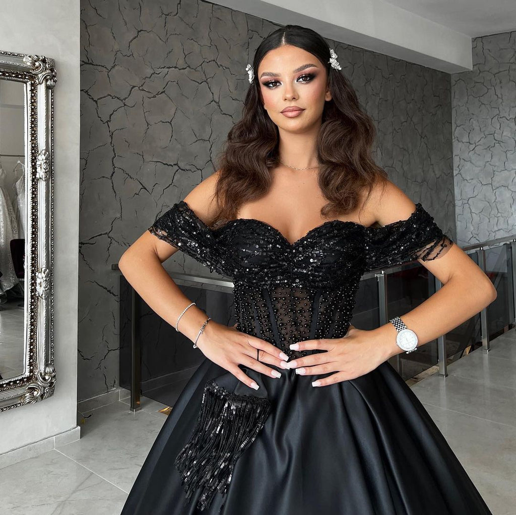 Hermoso vestido de fiesta de satén negro con escote en forma de A, largo hasta el suelo, escote corazón y hombros descubiertos, con cuentas