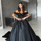 Hermoso vestido de fiesta de satén negro con escote en forma de A, largo hasta el suelo, escote corazón y hombros descubiertos, con cuentas