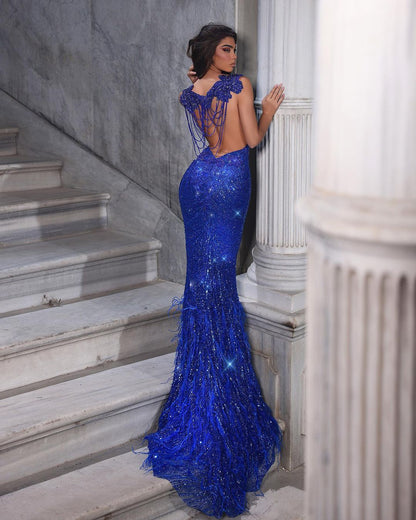 Wunderschönes bodenlanges, herzförmiges, ärmelloses Meerjungfrau-Ballkleid mit Spaghettiträgern und Pailletten und Pelz