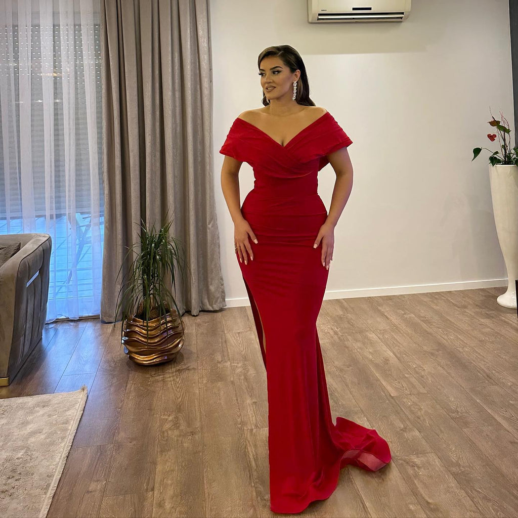 Wunderschönes bodenlanges, schulterfreies Meerjungfrau-Ballkleid in Rubinrot mit V-Ausschnitt und Schlitz